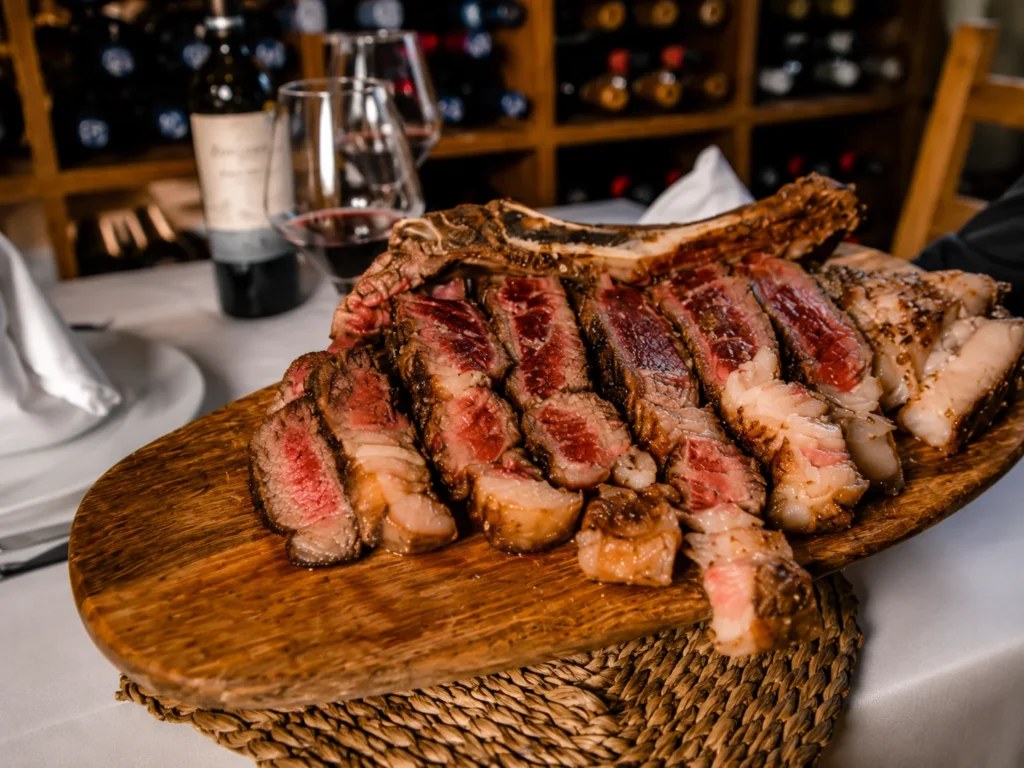 Chuletón fileteado al punto con vino tinto, Milonga's Sevilla